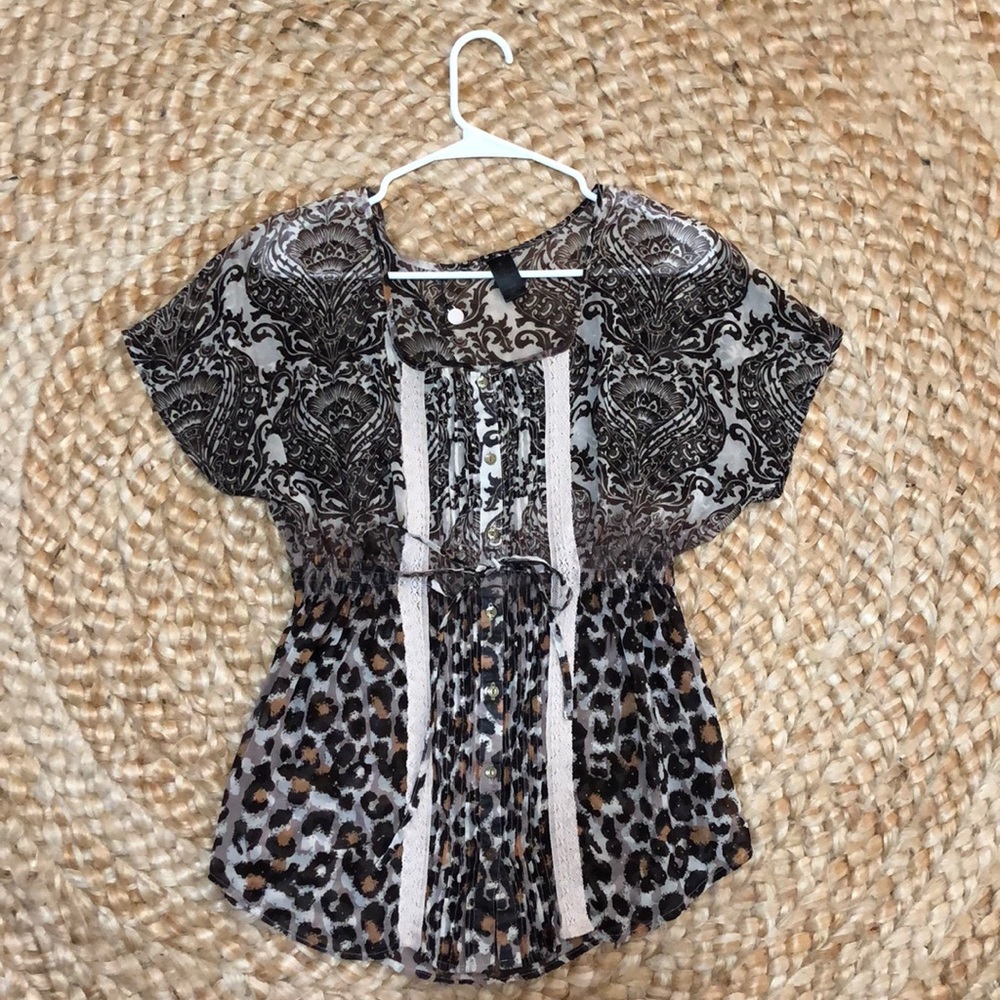 Leopard top. Ties in the middle.
